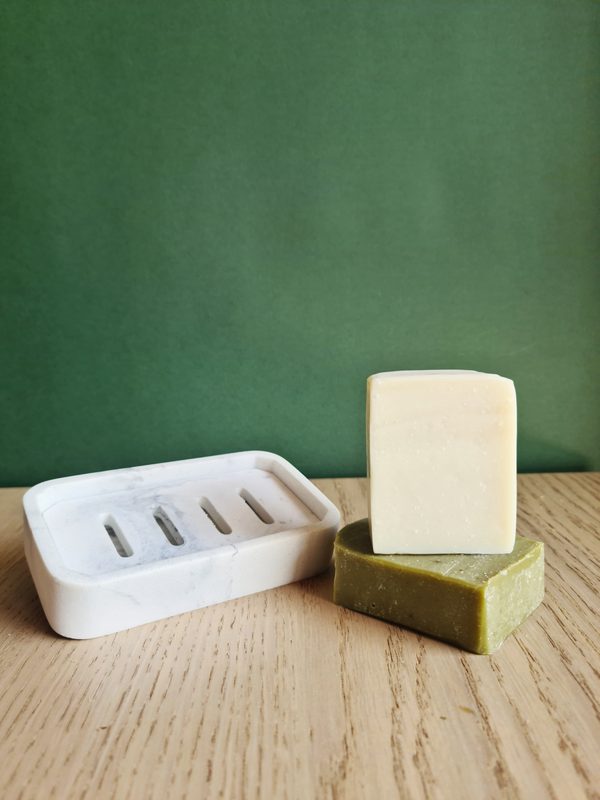 Due Saponi con Portasapone in Marmo